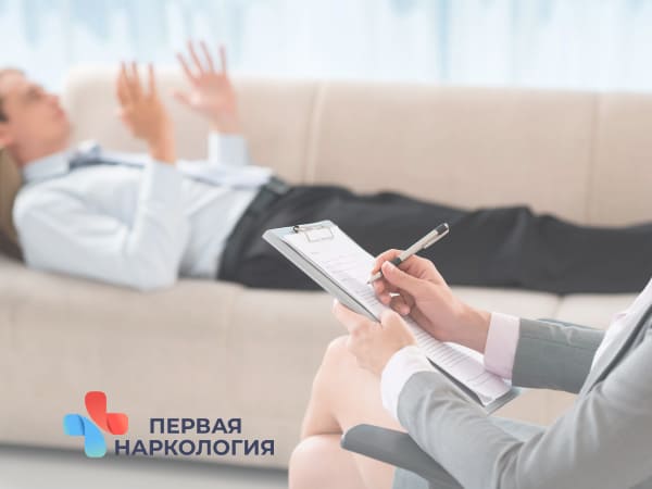 Мужчина рассказывает о проблемах